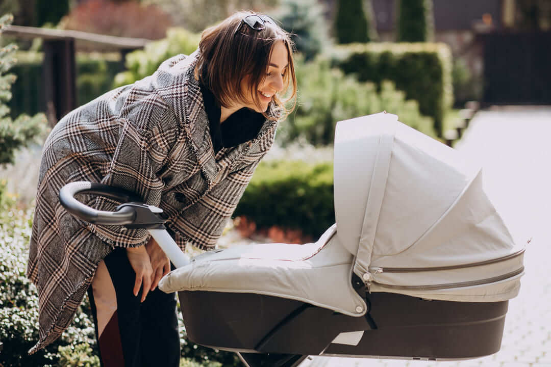 Mor ser til sit barn udenfor i barnevogn